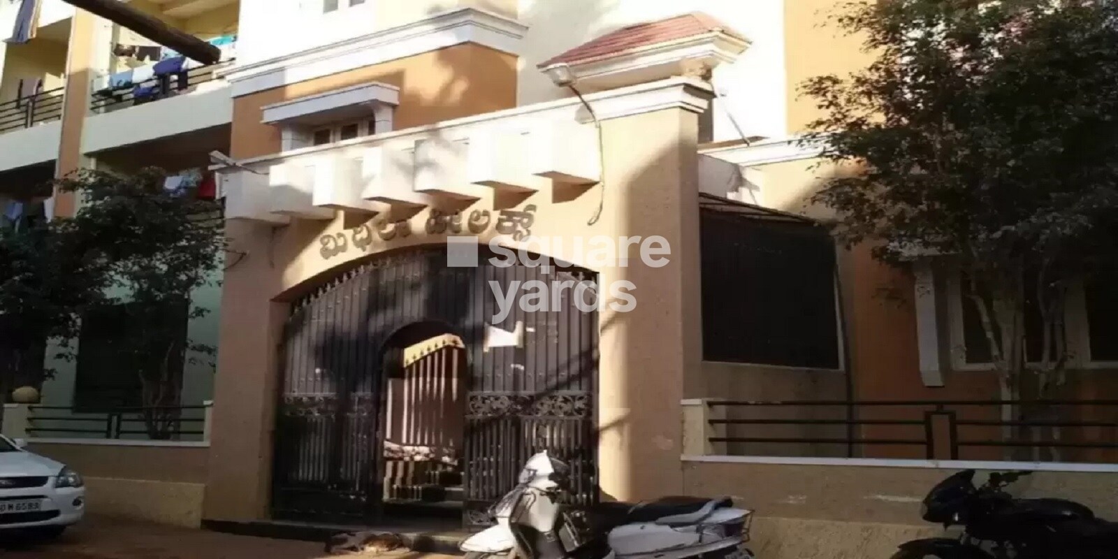 Associate Midhila Deluxe