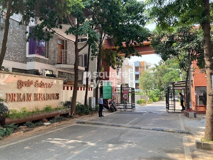 Dream Meadows Apartment Entrance View