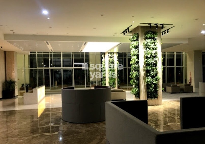 Trifecta Verde En Resplandor Waiting Lounge