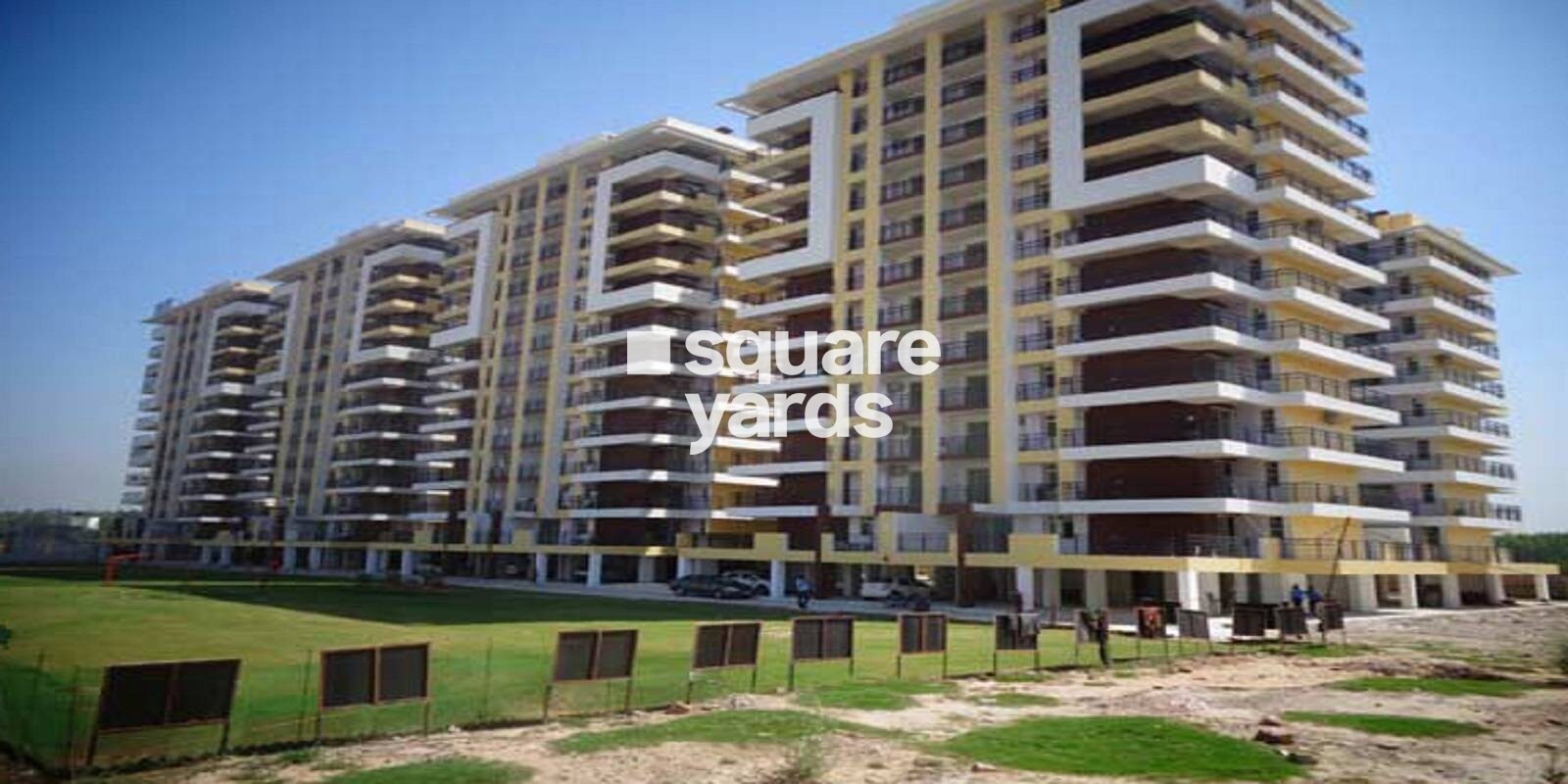 BeeGee Palm Village Featured Image