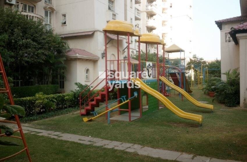 DLF Beverly Park II Amenities-Features