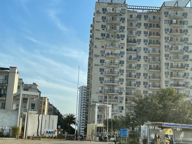 Sare Crescent Parc Entrance View