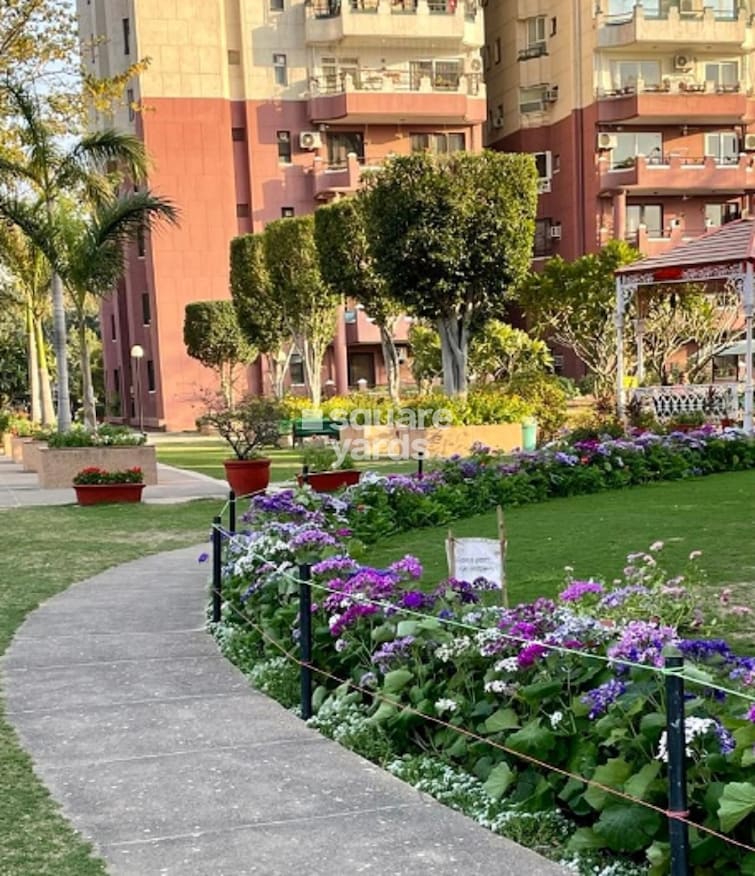 Unitech South City 1 Amenities-Features