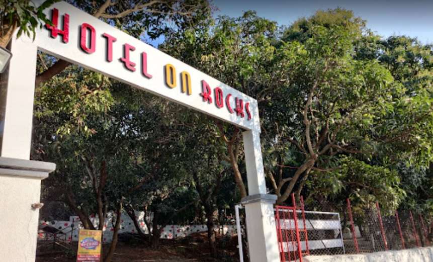 Hotel On Rocks,  Dongri