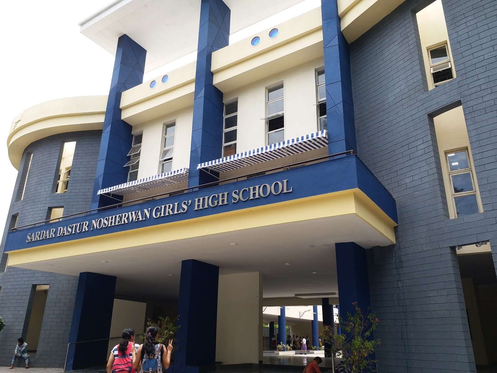Sardar Dastur Nosherwan Girls High School,  MG Road