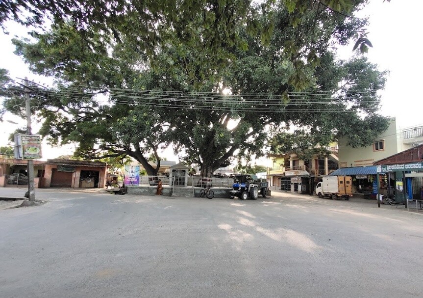 Baiyappanahalli_a street scene with trees and cars