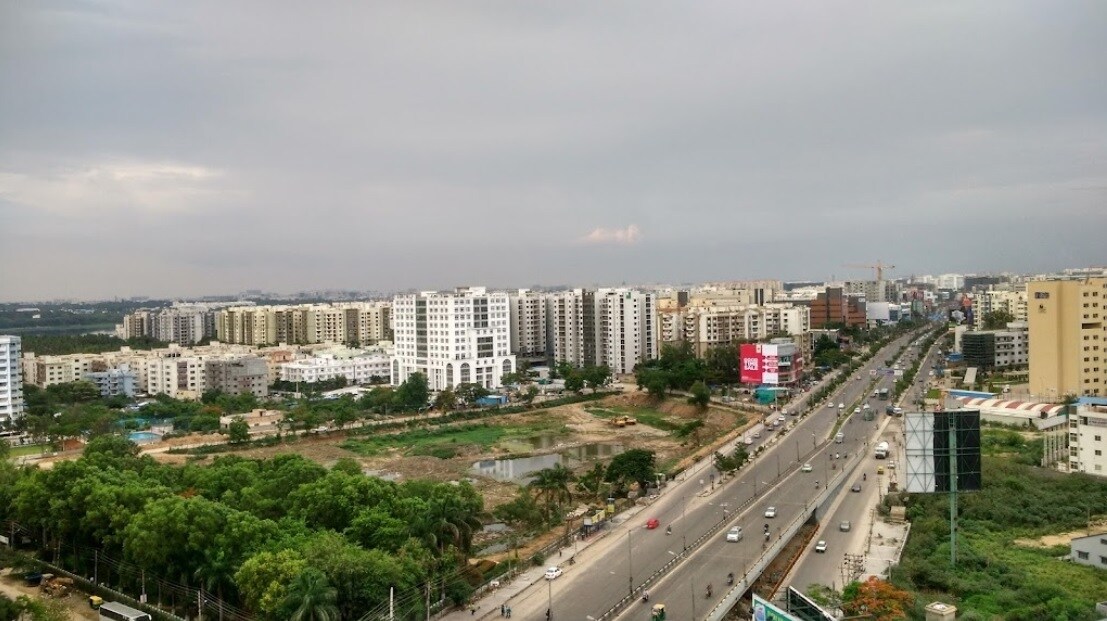 Bellandur_a city street filled with lots of tall buildings