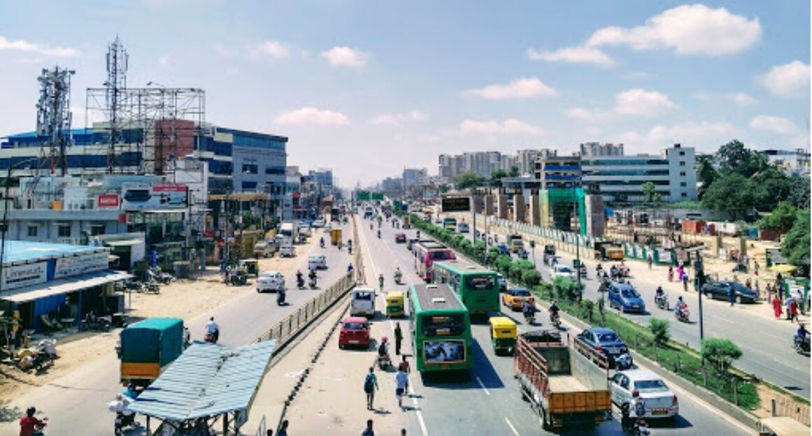 Bommanahalli_a city street filled with lots of traffic