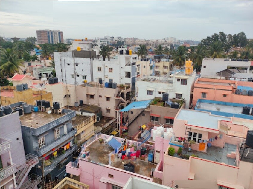 Domlur_a city street filled with lots of buildings