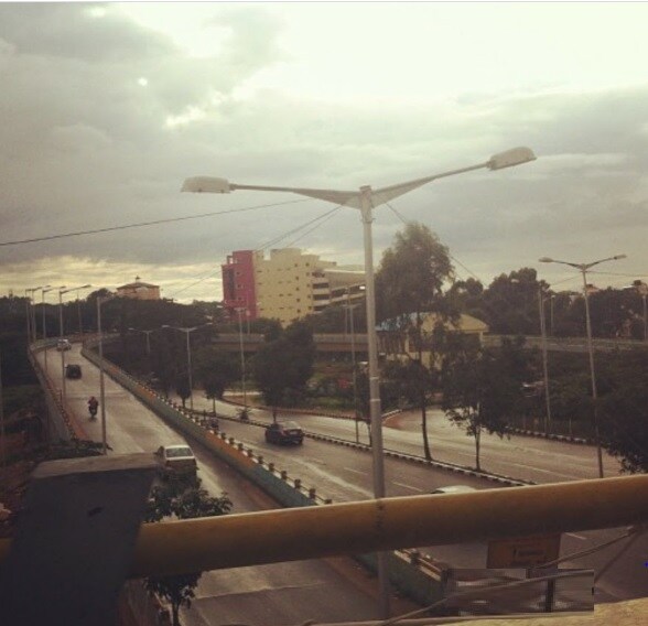 Domlur_a train going down the tracks at a train station