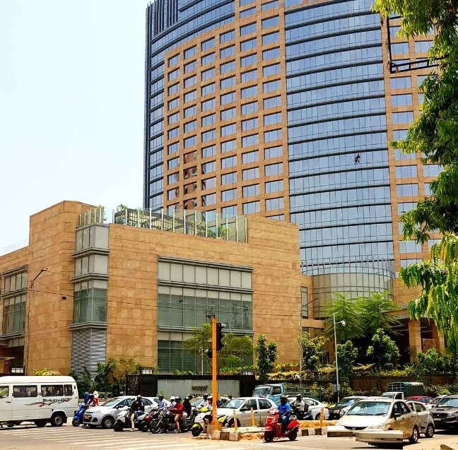 Halasuru_cars parked in front of a tall building
