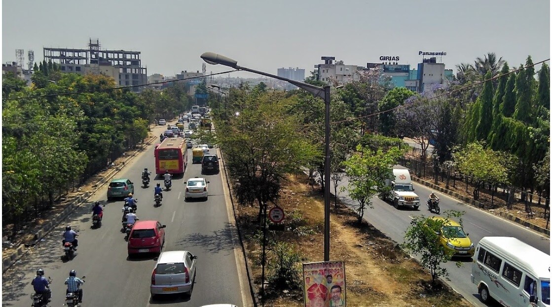 Kalyan Nagar_a city street filled with lots of traffic