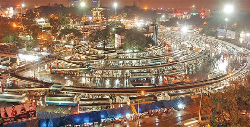 Majestic_a city street filled with lots of traffic at night