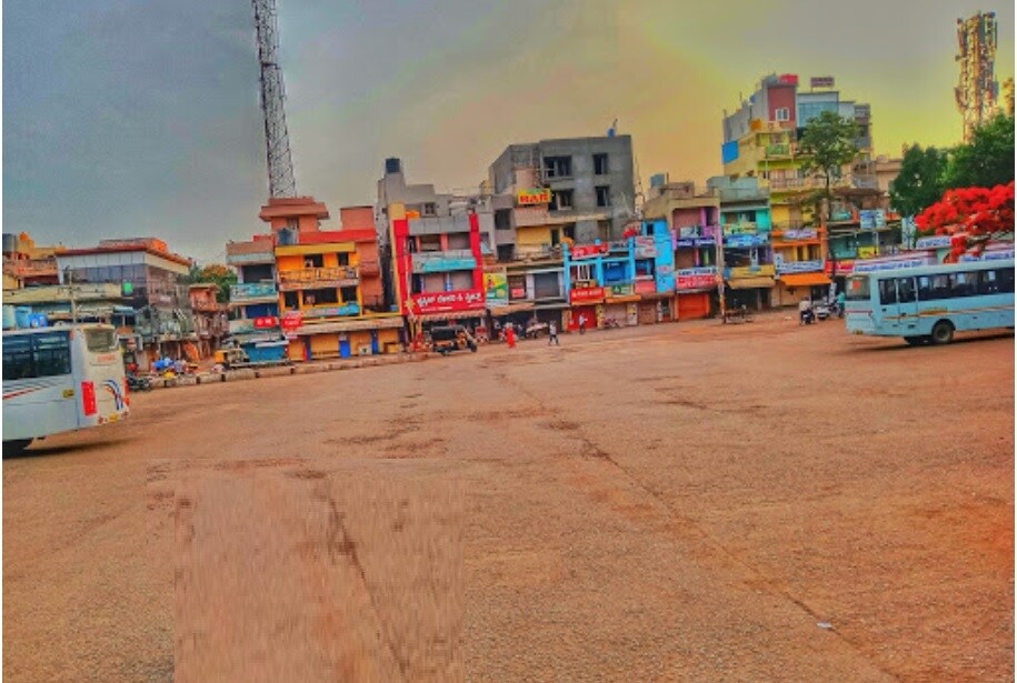 Malur_a city street filled with lots of parked cars