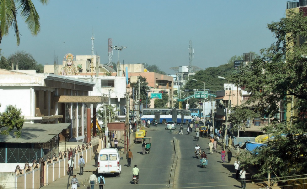 Nehru Nagar_a city street filled with lots of traffic