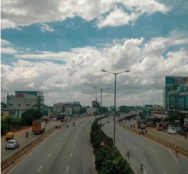 Nelamangala_a city street filled with lots of traffic