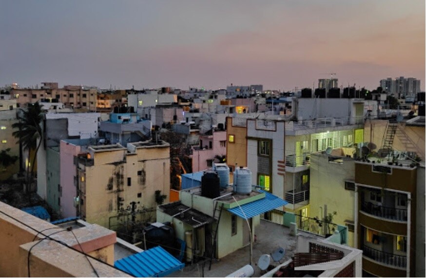 Tavarekere_a city with lots of buildings and buildings