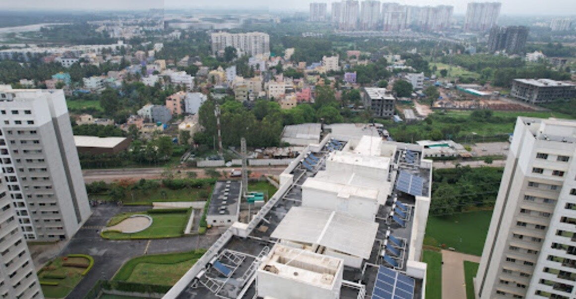 Varthur_a large city with tall buildings and a sky background