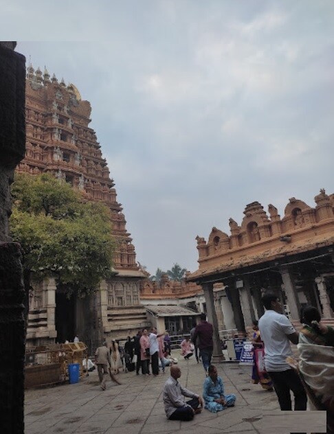 Vidyaranyapura_a crowd of people walking down a street