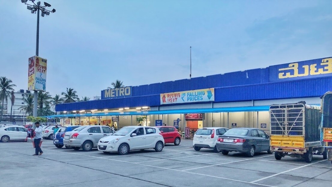 Yeshwanthpur_a parking lot filled with lots of cars and trucks
