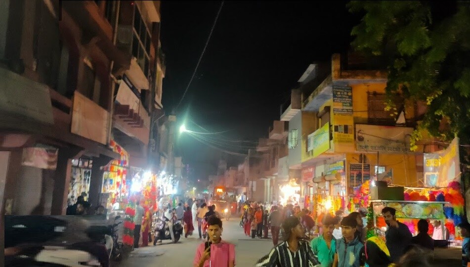 Alipur_a city street filled with lots of people