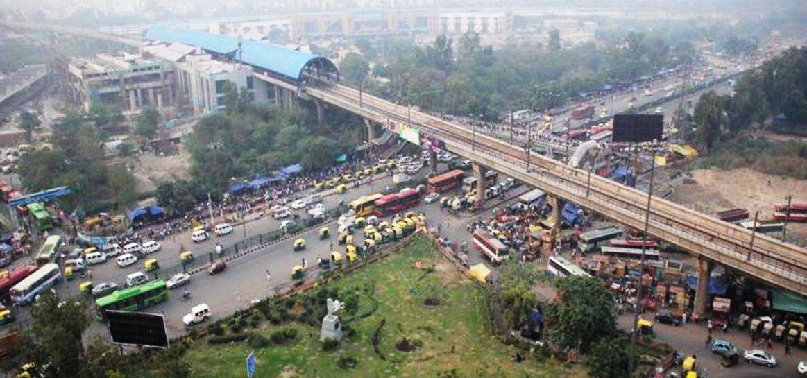 Anand Vihar_a city street filled with lots of traffic