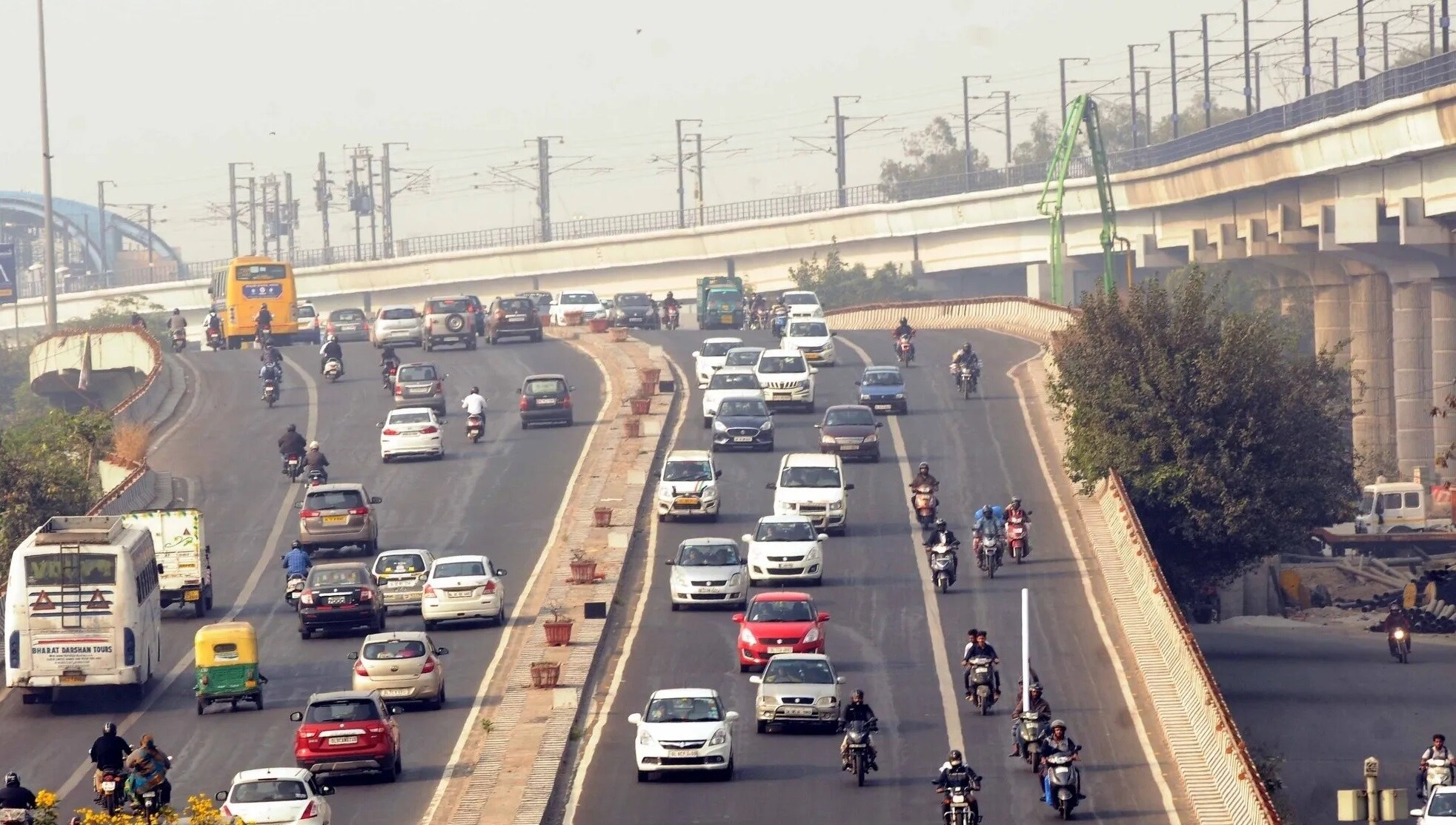 Ashram_a city street filled with lots of traffic