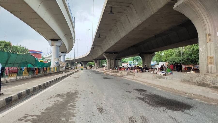 Badarpur_a street filled with lots of traffic next to a bridge