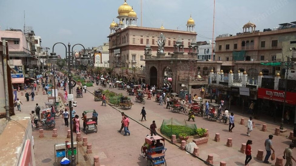 Chandni Chowk_a city street filled with lots of people and buildings