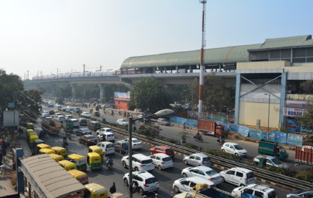 Chattarpur_a city street filled with lots of traffic