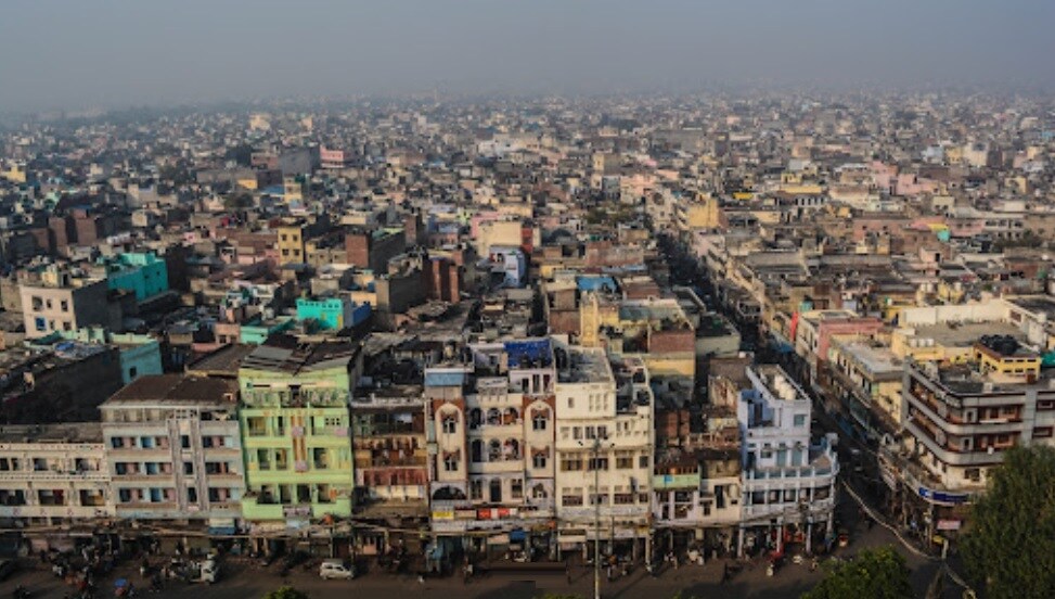Chawri Bazar_a city street filled with lots of tall buildings