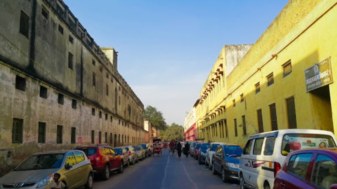 Daryaganj_a city street filled with cars and pedestrians