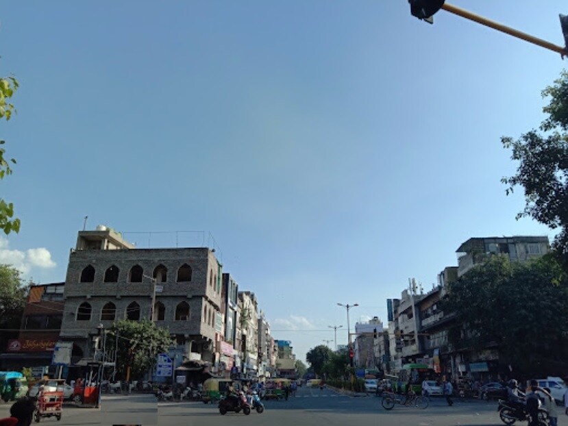 Daryaganj_a city street filled with lots of cars and buildings