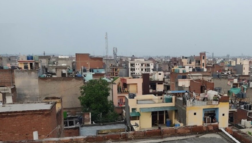 Deoli_a city street with buildings and buildings
