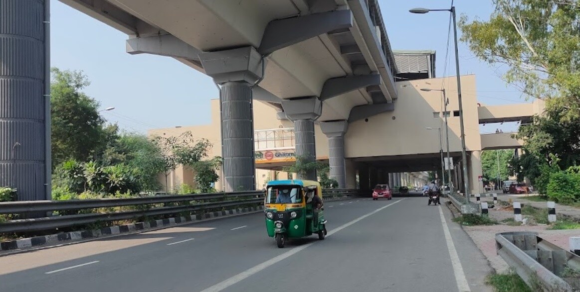 Ghitorni_a bus driving down a street next to a bridge