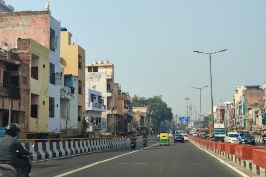 Hari Nagar_a city street filled with lots of traffic