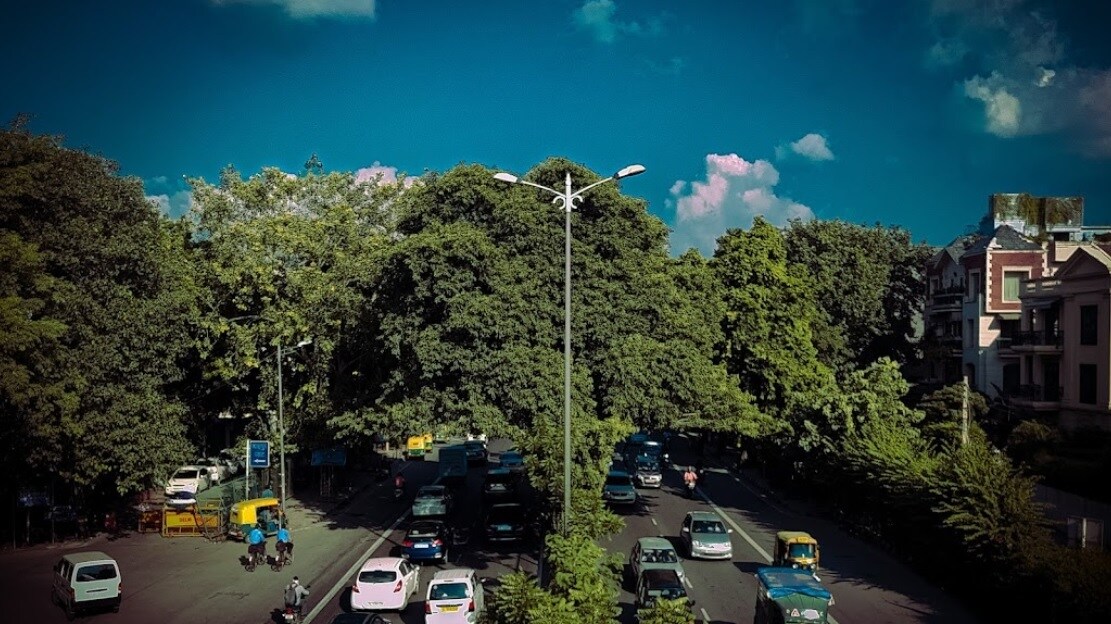 Hauz Khas_a city street filled with lots of traffic