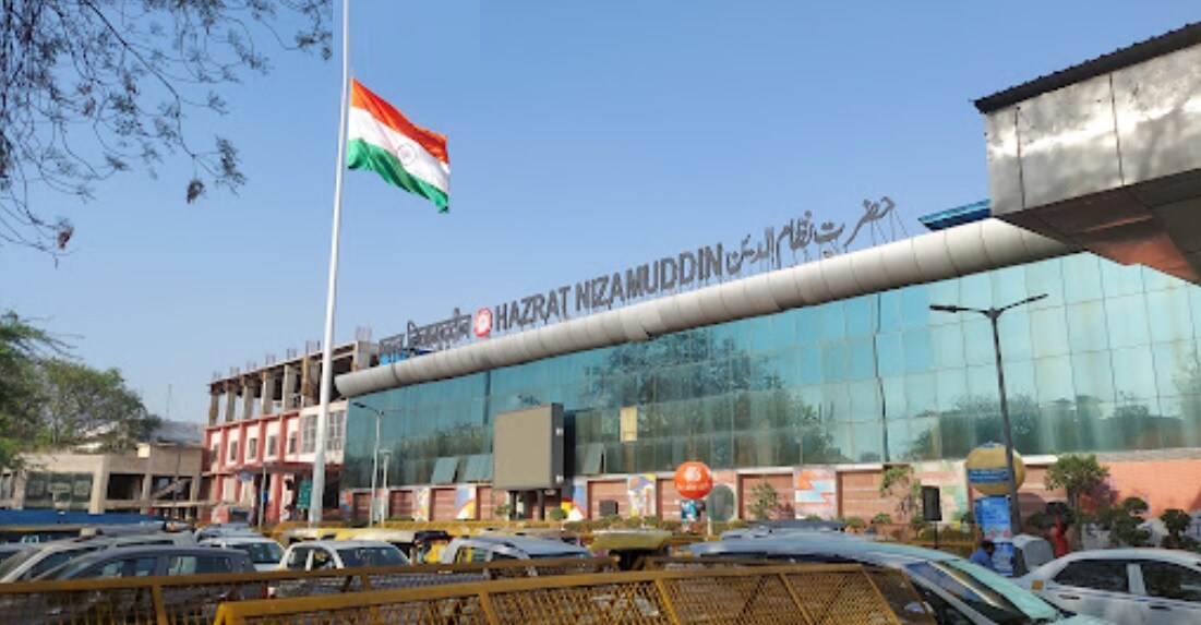 Hazrat Nizamuddin_a street scene with cars and a building