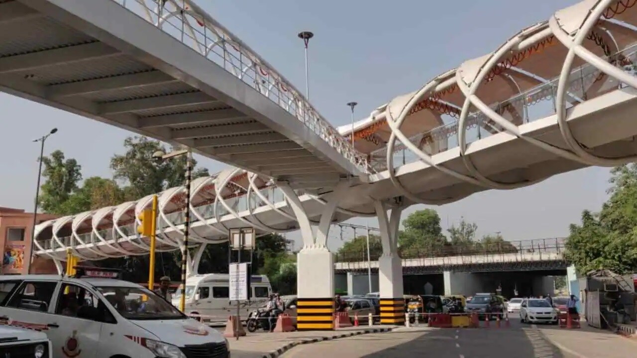 ITO_a bridge over a city street with a bus on it