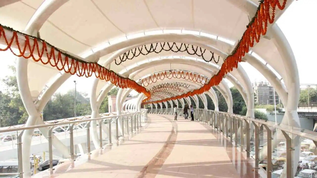 ITO_a bridge spanning over a city street