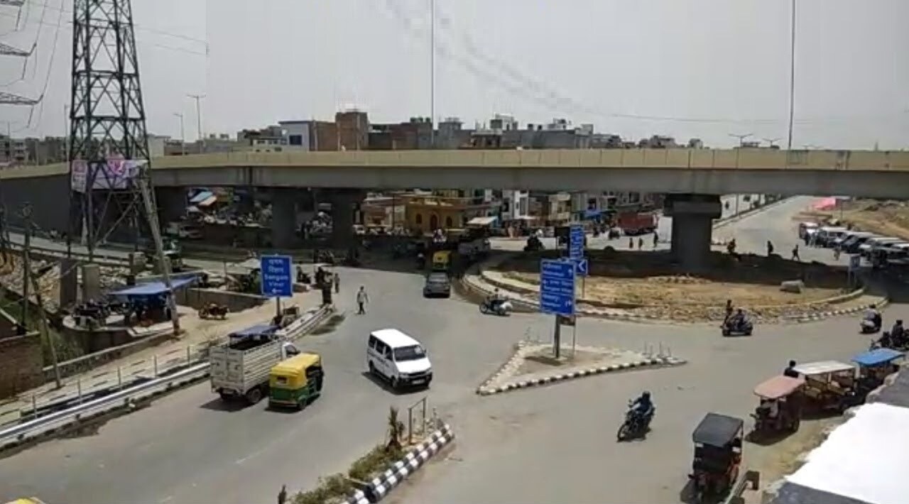 Jagatpur_a city street filled with lots of traffic