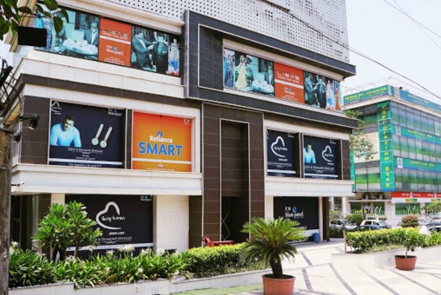 Jhandewalan_a building with a sign on the side of it