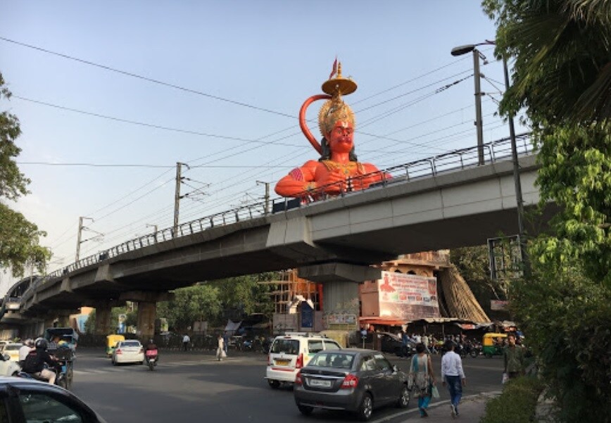 Jhandewalan_a traffic light on the side of the road