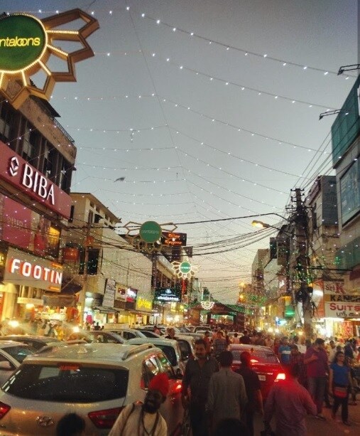Karol Bagh_a city street filled with lots of traffic