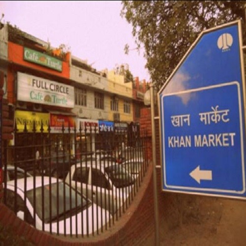 Khan Market_a street sign on the side of a road