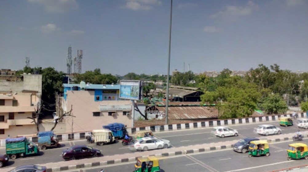 Kirti Nagar_a city street filled with lots of traffic