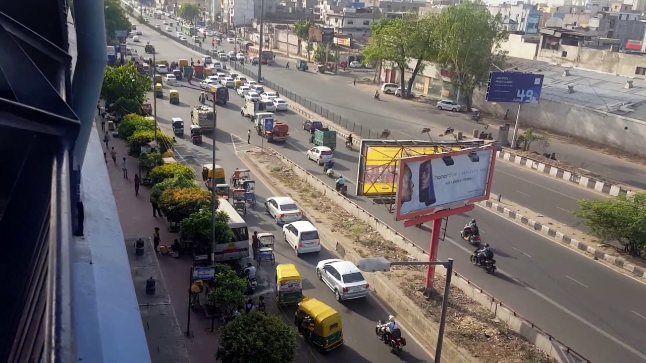 Kirti Nagar_a city street filled with lots of traffic