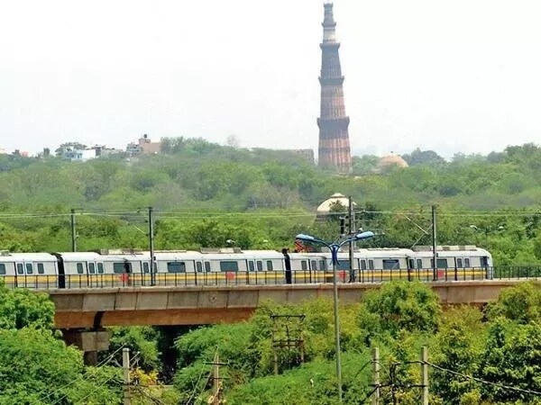 Mehrauli_a train on a train track near a bridge