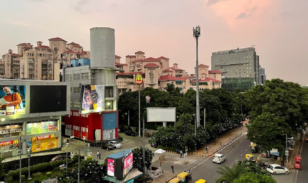 Mehrauli Gurgaon Road_a city street filled with lots of traffic