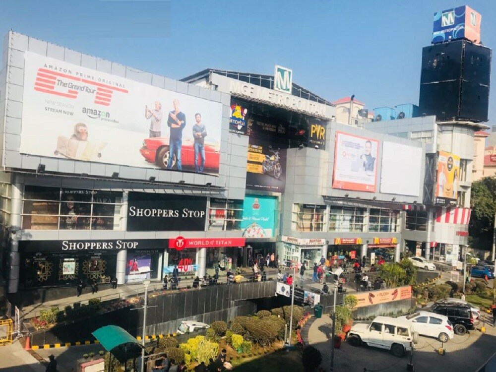 Mehrauli Gurgaon Road_a city street filled with lots of tall buildings